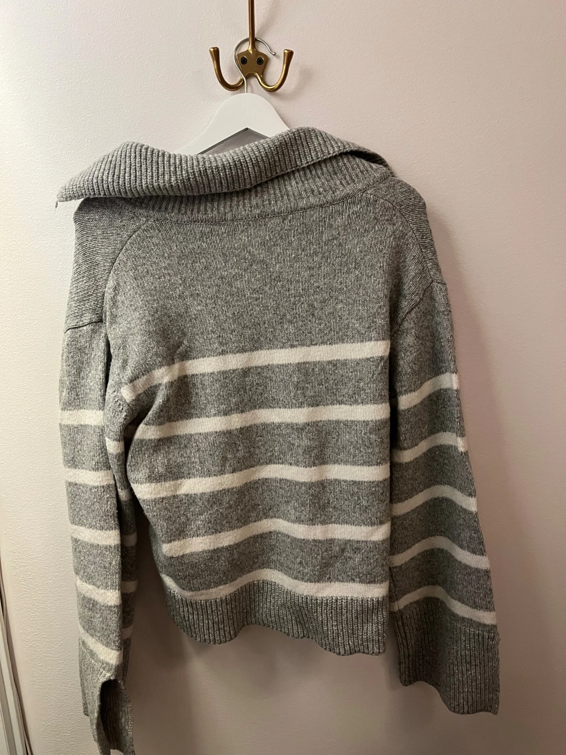 Gråvit randig stickad tröja Gina Tricot - 1