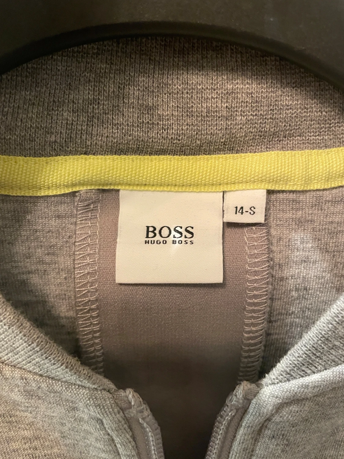Grå zip-kofta från Hugo Boss - 4