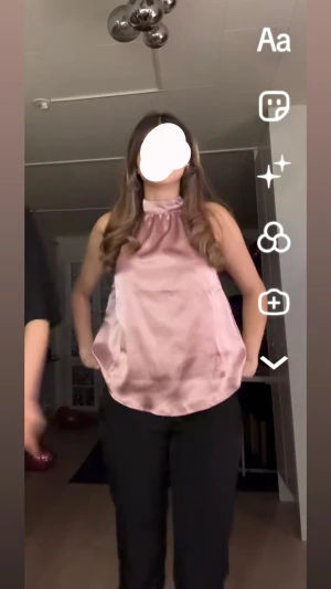 Rosa satin blus med hög hals - Säljer en snygg blus i champagne-rosa satin. Har använt den en gång, som ny!