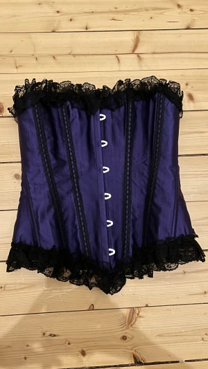Korsett  ౨ৎ - Köpt från sellpy för ett par år sen, aldrig använd av mig. M+