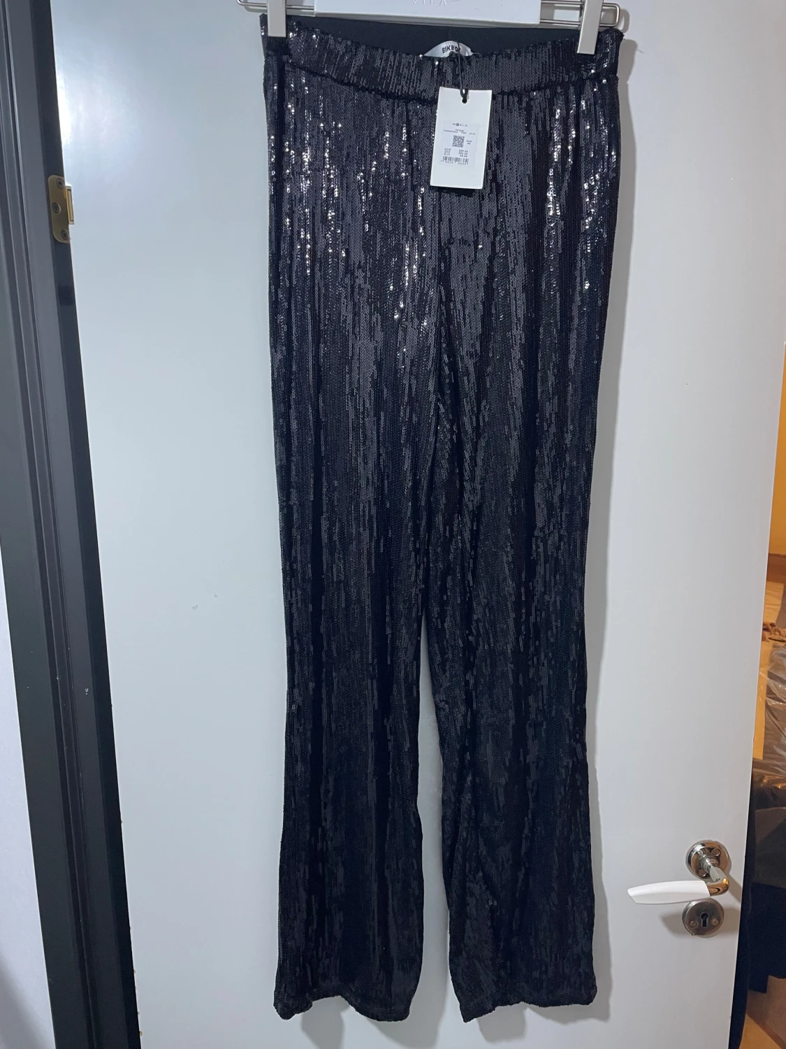 Svarta paljettbyxor från Bik Bok