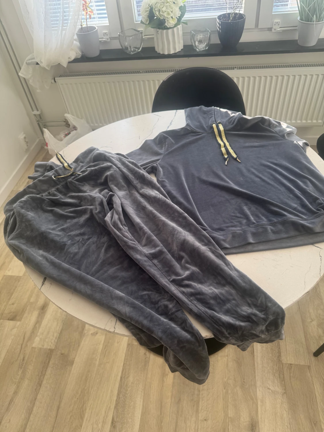 Grå mjukisbyxor med gul snörning - 2