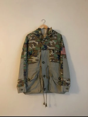 Denim and supply - polo Ralph Lauren field jacket  - En camouflage field jacket från polo Ralph Lauren perfekt för dig som gillar archive - vintage stilen som är riktigt populär just nu- skick är mycket bra bara naturligt sliten inga defekter 