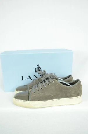 Lanvin sneakers  - LANVIN CAP TOE SNEAKERS   Storlek : UK7  Passform : Passar 42  Användning : Skorna är i ett väldigt fint skick utan defekter  Nypris : Cirka 4000SEK  Box och dustbags ingår