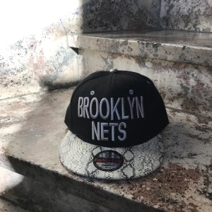 Brooklyn keps - En jättesnygg brooklyn keps. Den är justerbar. Har fler exemplar av denna keps så skriv om du vill köpa fler än 1 🤎