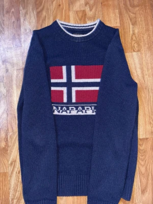 Napapijri stickad tröja  - | Märke: Napapijri🇳🇴| Färg: Marinblå 🔵| Material: 80% Finstickat Ull 🐑 20% PA | Storlek: 46/48/50📏170-180cm | Skick: mycket bra 🌟|