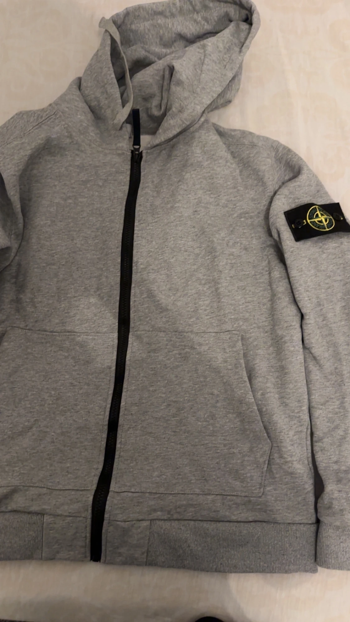 Grå hoodie med dragkedja från Stone Island  - 1