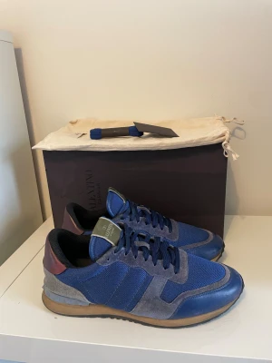 Valentino rockrunner skor  - Säljer nu dessa Valentino rockrunner skor, skriv för fler bilder/frågor🙌🏼