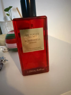 Bombshell Intense Fragrance Mist - Bombshell Intense Fine Fragrance Mist från Victoria's Secret. Stor flaska med 250 ml, perfekt för dig som vill ha en lyxig och fräsch mist att använda varje dag.