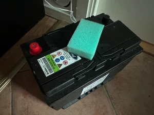 Ford EFB 60Ah 600A Bilbatteri - Ford EFB bilbatteri med 60Ah kapacitet och 600A startström. 12V, modellnummer synligt. Batteriet ser ut att vara i gott skick med rena poler och inga synliga skador eller slitage. Perfekt för Ford-bilar som kräver EFB-teknik.