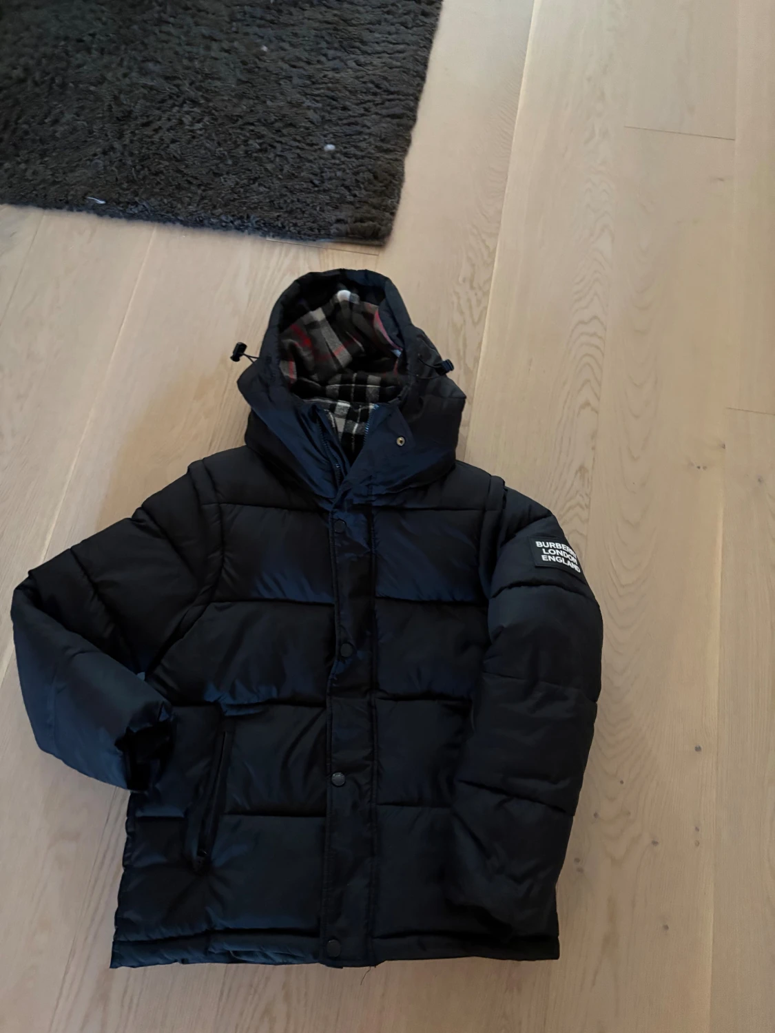 Svart pufferjacka Burberry S