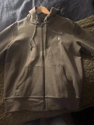 Polo Ralph Lauren hoodie  - Polo ralph lauren hoodie 2024 modell från care of carl storlek s iprincip oanvänd då den är för liten färg army green