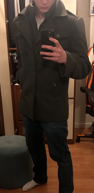 Grå ull rock  - Snygg grå rock från Fourstar med quiltad insida och ribbad krage. Jackan har flera fickor med knappstängning, axelklaffar och både dragkedja och knappar framtill. Bara att höra av dig vid frågor 🤝