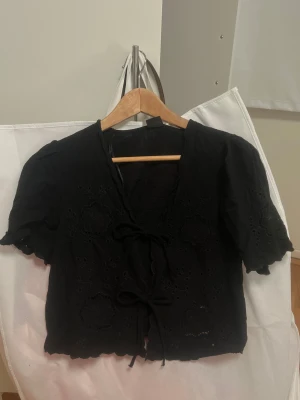 Svart topp - Super söt topp💕 knappt använd!
