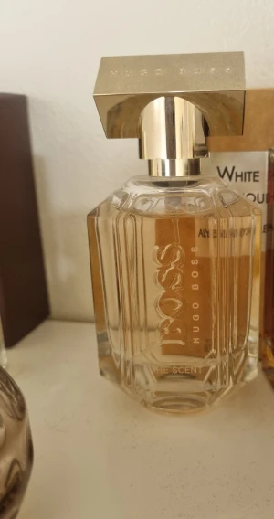 Hugo Boss The Scent parfym - Stilren parfym från Hugo Boss, The Scent. Perfekt för dig som vill ha en modern och elegant touch till din stil. Flaskans design är exklusiv och passar bra på hyllan.