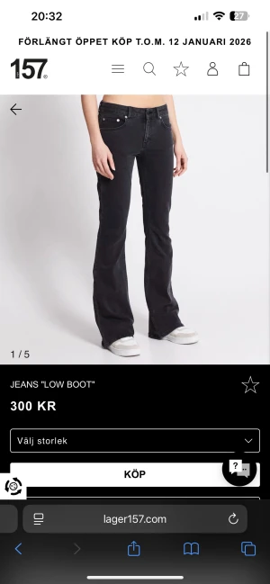 Svarta bootcut jeans från Lager 157 - Snygga svarta jeans med bootcut från Lager 157. Modellen har låg midja och klassisk femficksdesign. Jeansen är tillverkade i ett stretchigt denimtyg som sitter skönt och ger en clean look. Perfekta till sneakers eller boots för en trendig vibe.