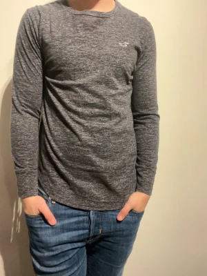 Hollister Långärmad Tröja - Hej! Säljer nu denna väldigt snygga Hollister Tröja.  Storlek XS   Färg: Grå/Svart/Vit Skick: Mycket gott – endast använd vid enstaka tillfällen.  Skickas spårbart eller hämtas upp efter överenskommelse. Vid intresse – hör gärna av dig.  Skriv vid frågor eller ifall du vill ha fler bilder:) 