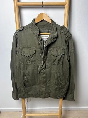 Abercrombie field jacket | M  - Field jacka/overshirt från Abercrombie & fitch | vintage stil | fint skick | om du har frågor tveka då inte på att höra av dig 🙌
