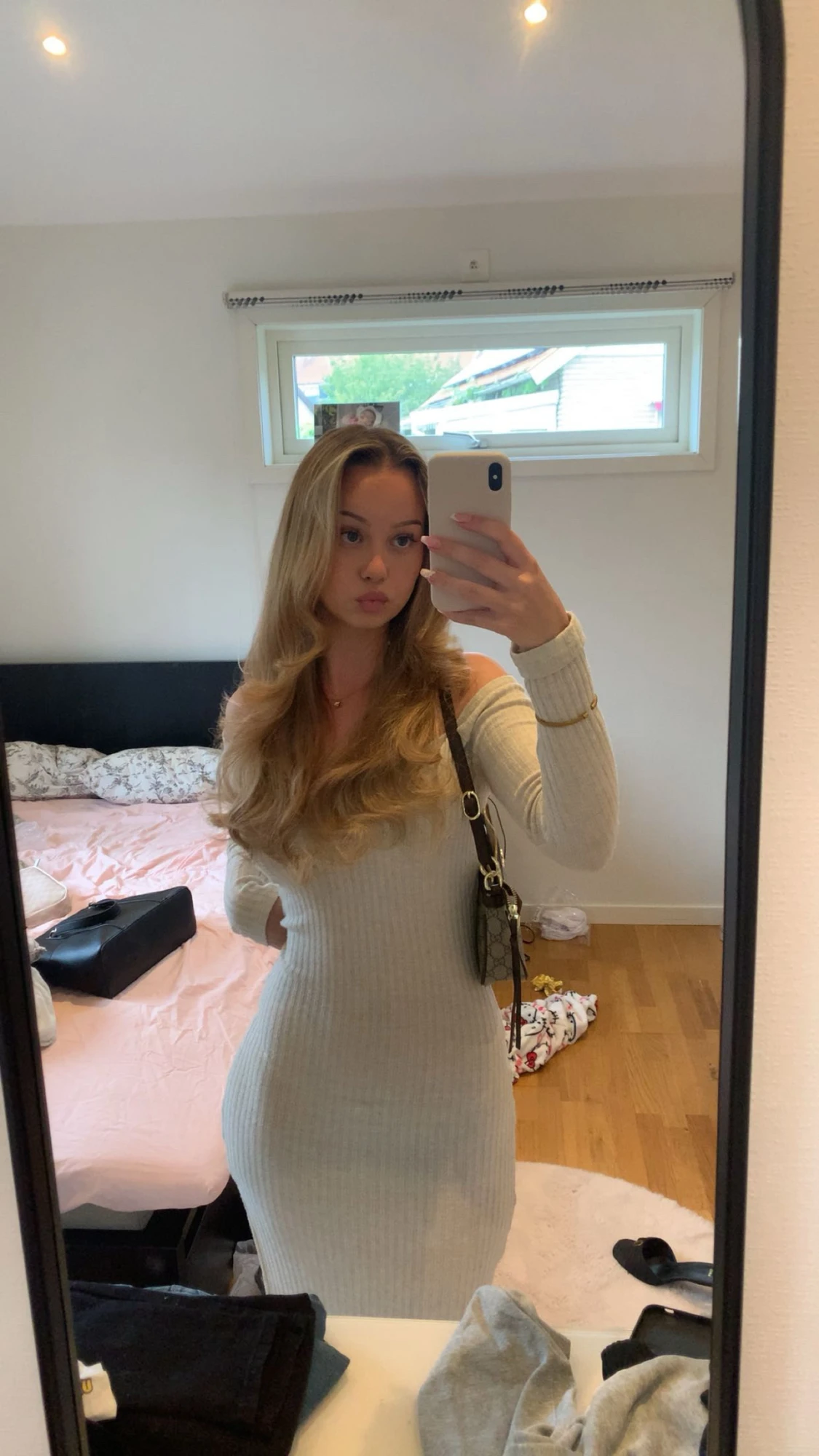 Ljus ribbad offshoulder långklänning - 1