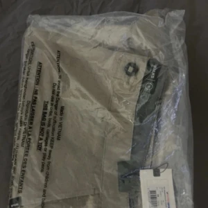 Beige shorts från intersport - Snygga beige shorts från intersport med klassisk design och knappstängning. Perfekta för varma dagar och har en neutral färg som är lätt att matcha med olika stilar. Materialet känns lätt och bekvämt, och de har en stilren look.