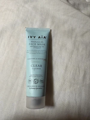 IVY AIA Clear Clay Mask - En ljusblå ansiktsmask i tub från IVY AIA, speciellt framtagen för hud med blemmor. Innehåller kol, mjölksyra och vitamin E. Tuben är gjord av återvunnen plast och är 100% vegansk och parfymfri. Perfekt för dig som vill ha en ren och fräsch känsla. Använd en gång 