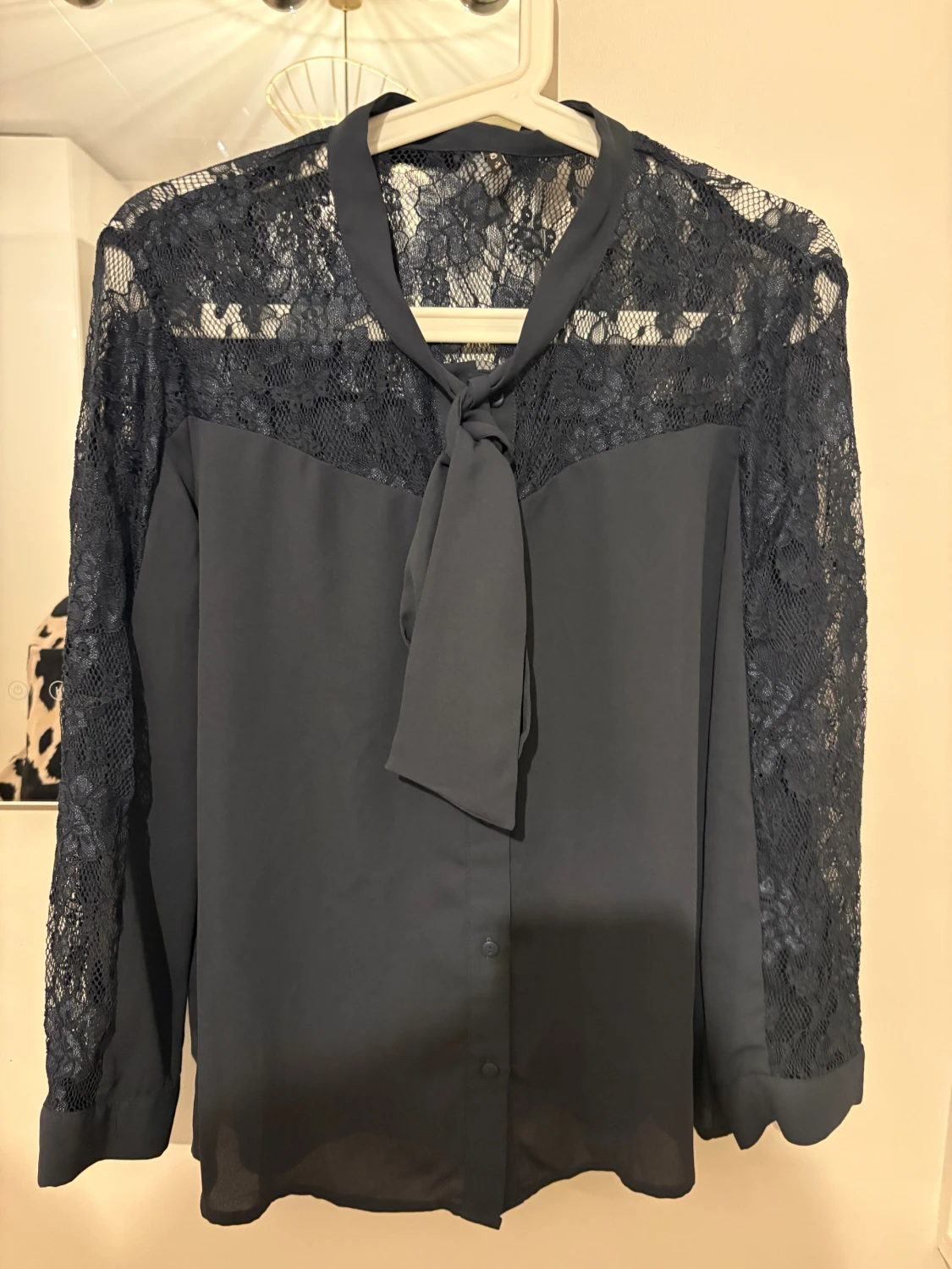 Mörkblå blus med spets från ONLY - 1