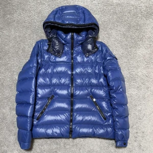 Moncler Bady  - Moncler bady, storlek 3/m, skick 9/10, carton har lostnat helt, mycket svår färg att få tag på, nypris 17600kr, vid funderingar hör av er.