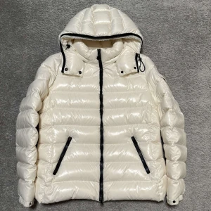 Moncler Bady  - Moncler Bady, storlek 5/sitter som en m/L, skick 9/10, välldigt eftertraktad samt sellsynt färg, nypris 17600kr, vid funderingar hör av er.