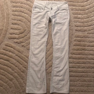 Vita lågmidjade bootcut jeans - Snygga vita jeans från R-marks som är bootcut och väldigt lågmidjade och helt utan defekter!💗Skulle säga att dom passar både XS och S. Midjemått: 37cm rakt över, Innerbenslängd: 82cm. Kolla gärna in mina andra annonser