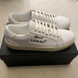 Saint Laurent vita sneakers  - Sälja ett par Saint Lauren. Skick 10/10. Finns allt ingår med, kvitto finns. Nypris är 6546kr.Pris kan diskutera🙌