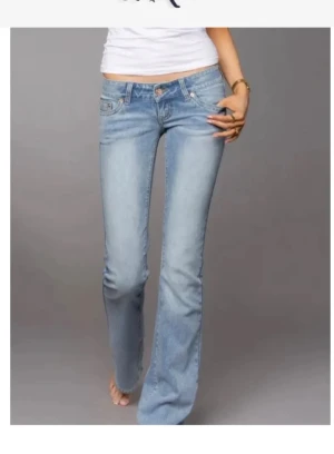 Ljusblå bootcut jeans från G Rise - Säljer mina jätte snygga G-rise jeans! Endast testade. Storlek S short- 77cm innerbenslängd. Skicka om frågor! 🥰