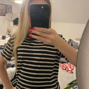 Svartvit randig t-shirt  - Säljer en svartvit t-shirt med svart vita ränder. T-shirten har korta ärmar och rund hals. Materialet är mjuk bomull🤗. Skriv om du har några frågor💓