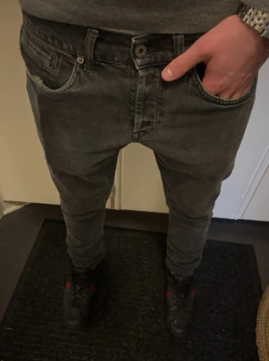 Dondup George jeans - Tja! Säljer dessa riktigt snygg jeans ifrån Dondup | Modell~George skinny fit | Färg~Mörkgrå tvätt | Jag på bilden är 181! Hör av er vid minsta lilla fundering🙌