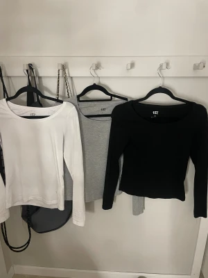  långärmade  från 157 XS - Svart,vit,grå  långärmad topp från 157 i storlek XS. Modellen har rundad hals och är figurnära med stretchig känsla tack vare materialet i 95% bomull och 5% elastan. Perfekt att styla med jeans eller kjol för en clean look.Alla tre ingår k priset men gör att köpa enskilt, enskilt-9kr
