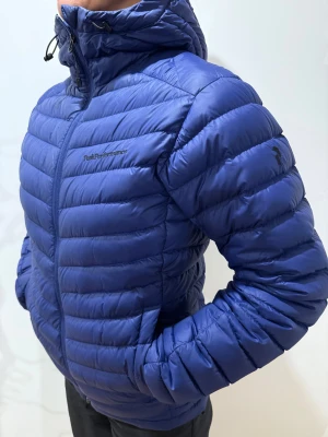 Peak Performance dunjacka - Säljer denna Peak Performance jacka då den inte används längre. Storlek S. Fint skick utan några skråmor. Nypris 2900kr. Pris går att diskuteras, hör av dig!