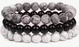 Svart och grått pärlarmband set - Snyggt set med tre pärlarmband i svart, grått och vitt. Armbanden har runda pärlor med marmorerad effekt och stilren design. Perfekt för dig som gillar att mixa och matcha olika färger och skapa en cool look.
