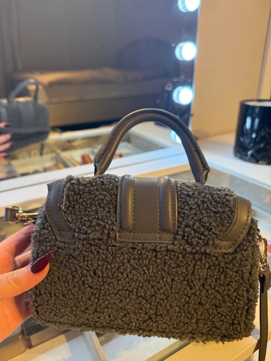 Svart handväska i päls från H&M - 3