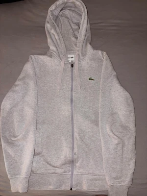 Lacoste kofta - Säljer den här pågrund av att den inte passa mig. Den är lite använd men ser ut som en helt ny😁 skriv gärna om ni vill ha fler bilder eller om det är något ni undrar!