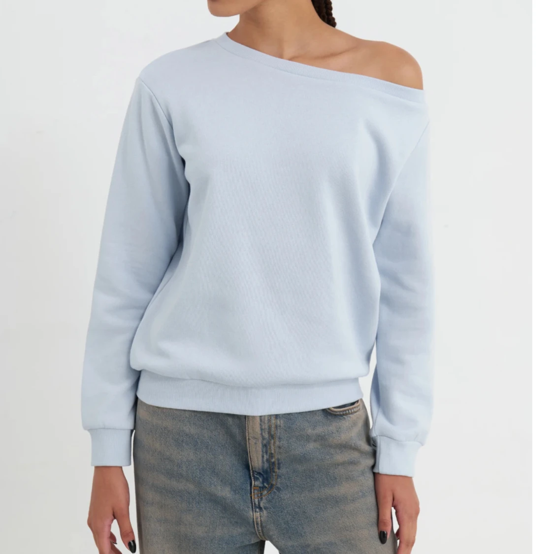 Ljusblå offshoulder sweatshirt - 1