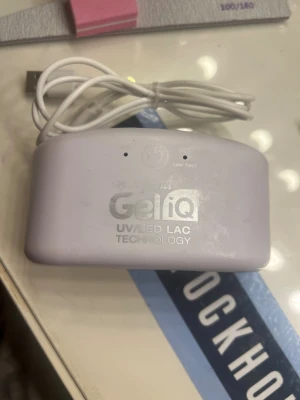 GeliQ uv/led lampa - texten har försvunnit lite eftersom jag torkat av den med nagellacksborttagning. funkar superbra🩷