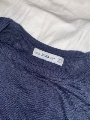 Marinblå tunn tjocktröja från zara - Skitsnygg basic men ändå detaljerad långärmad/tjocktröja från zara. Den har så söta slits på sidan och är så fin i ryggen (blev ingen bra bild men det är den på slutet) #marinblå långärmad #tjocklångärmad #tunnstickad #zaraknit