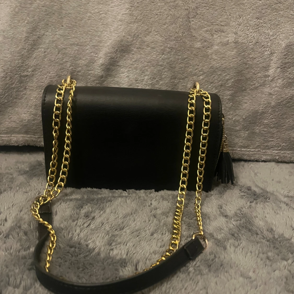 Svart axelväska med hjärtdetalj - 2