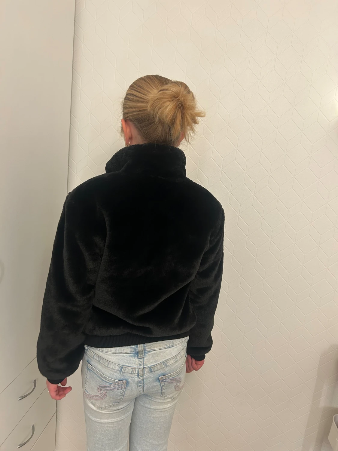 Svart fuskpäls jacka från H&M - 1