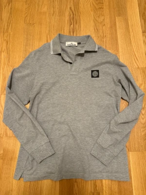 Stone Island pikétröja - Fynda en riktigt fet Stone Island pikétröja! Skick: 9/10. Självklart äkta.
