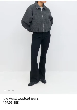 Svarta bootcut jeans låg midja - Snygga svarta jeans med låg midja och bootcut-ben som ger en cool siluett. Jeansen har klassisk femficksdesign och är tillverkade i stretchigt denim för skön passform. Perfekta för dig som gillar en trendig och avslappnad look. ( har två st i min profil ett par lite äldre och dessa helt nya )