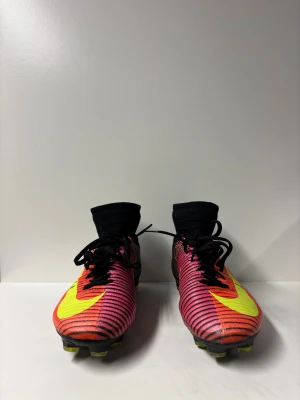 Nike Mercurial Superfly 5 - Ett par nästintill helt nya mercurials från 2016. Fick skorna av min morbror som endast använde dem 3-4 gånger så dem är i superbra skick!! Tveka inte på att höra av er vid eventuella frågor! Priset går att diskuteras.