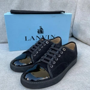Lanvin skor(nyskick)  - Hej! Säljer nu dessa sjukt snygga lanvin skor. Skorna är i nytt skick! Liten defekt på cap toe. Box + dustbag och extra snören med kommer. Hör av dig vid frågor. 🙌