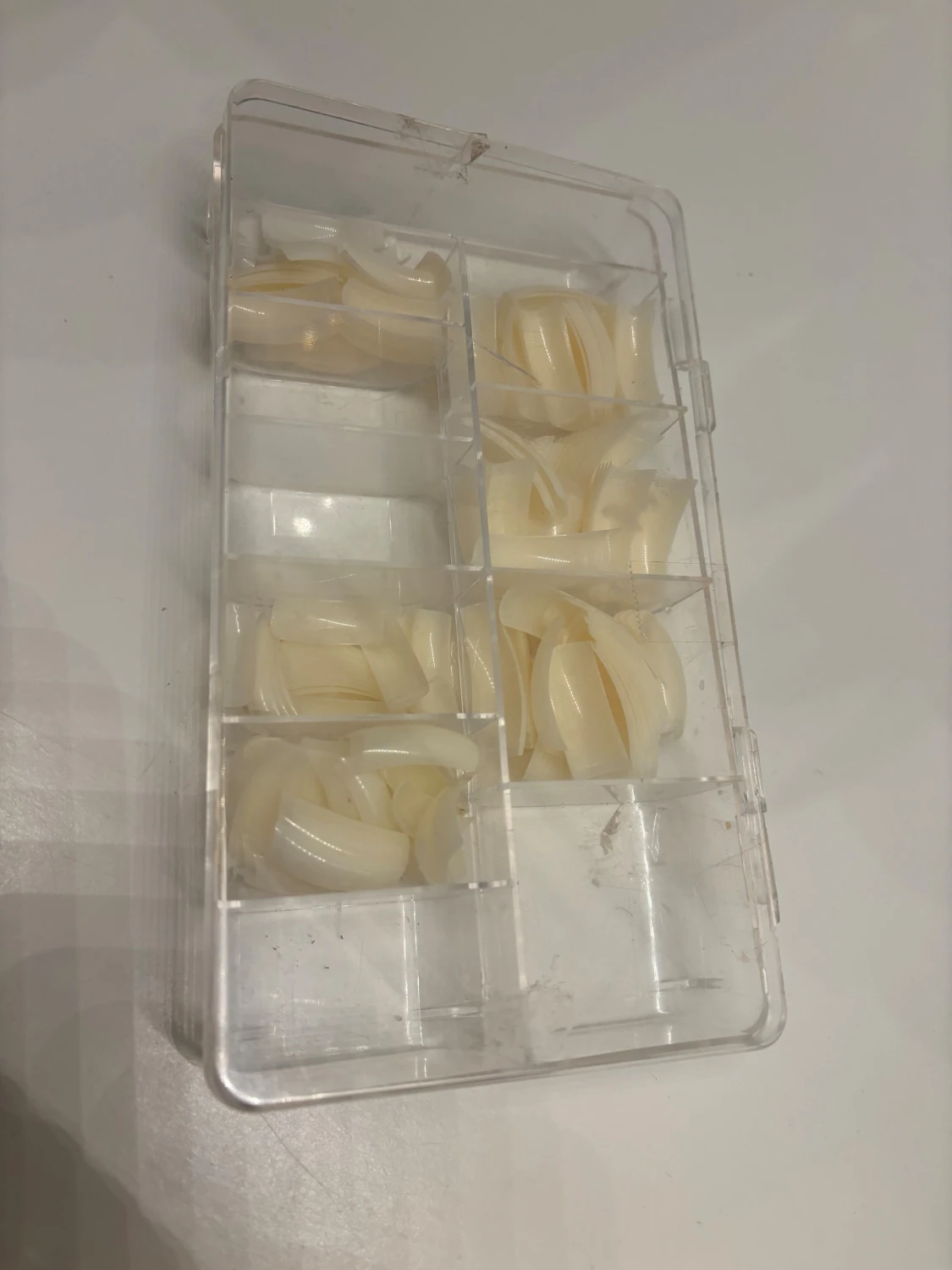 Falska nageltippar i plast