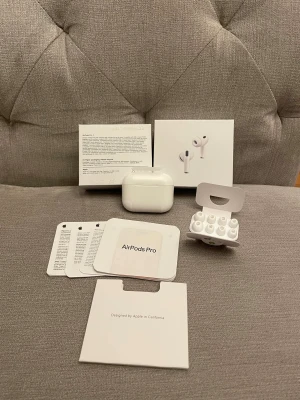 AirPods Pro 3 - Den är oanvänd och är 1:1 den har alla funktion som den äkta den har också brusreducering och transparens funktion priset kan diskuteras 
