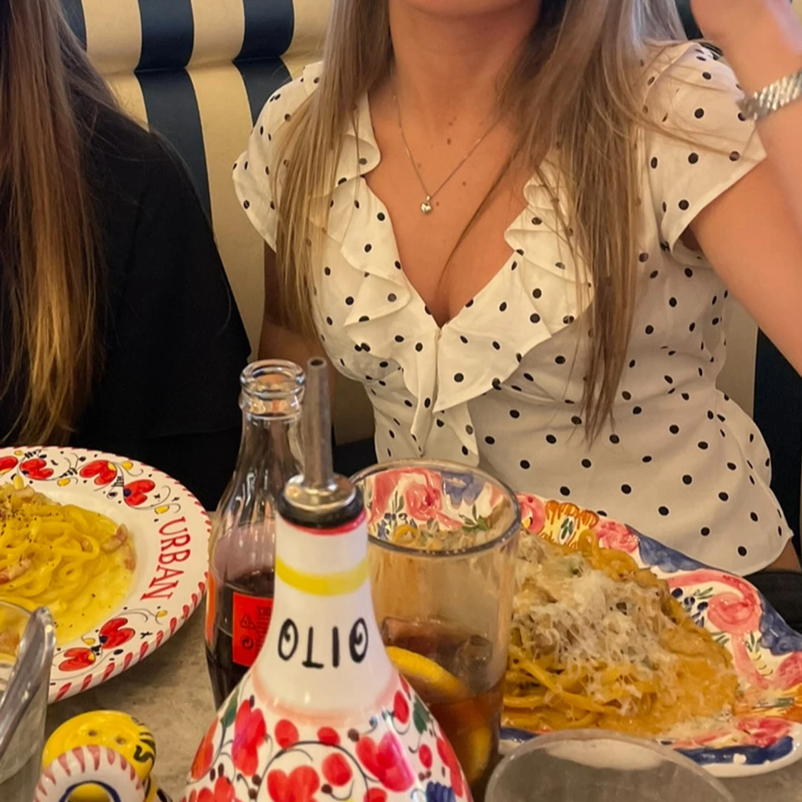 Vit prickig blus med volang från Mango  - 2